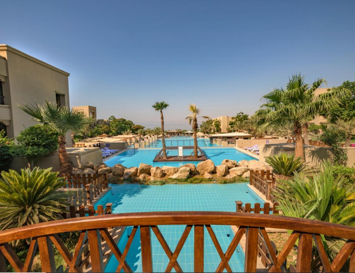 Holiday Inn Resort Dead Sea By Ihg Exterior foto The swimming pool at the resort