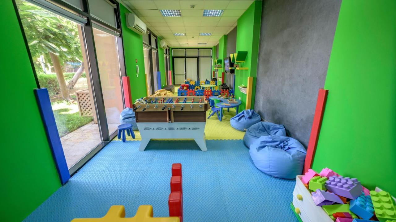 Holiday Inn Resort Dead Sea By Ihg Exterior foto The children's club at the hotel
