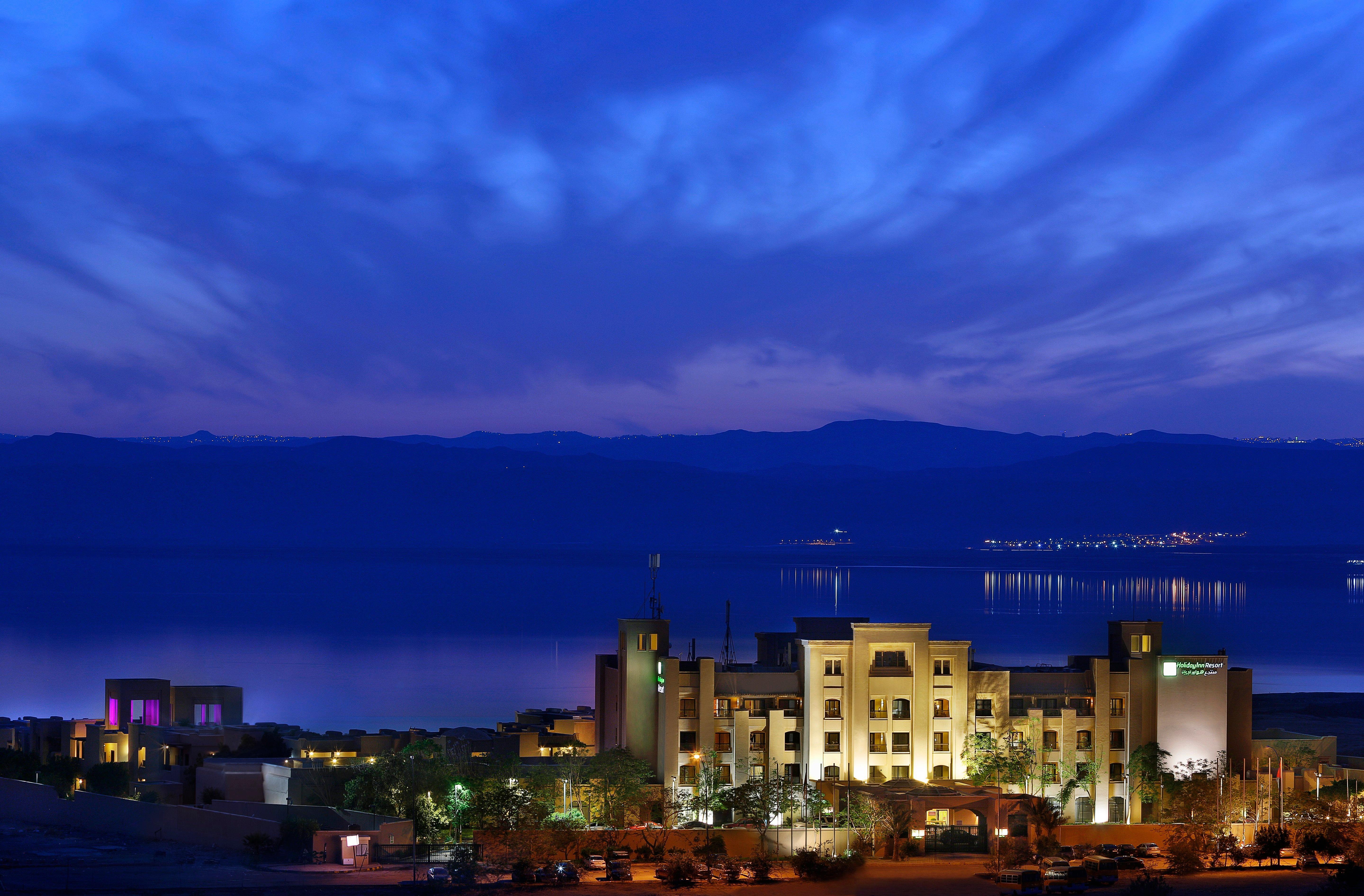 Holiday Inn Resort Dead Sea By Ihg Exterior foto Dead Sea at night